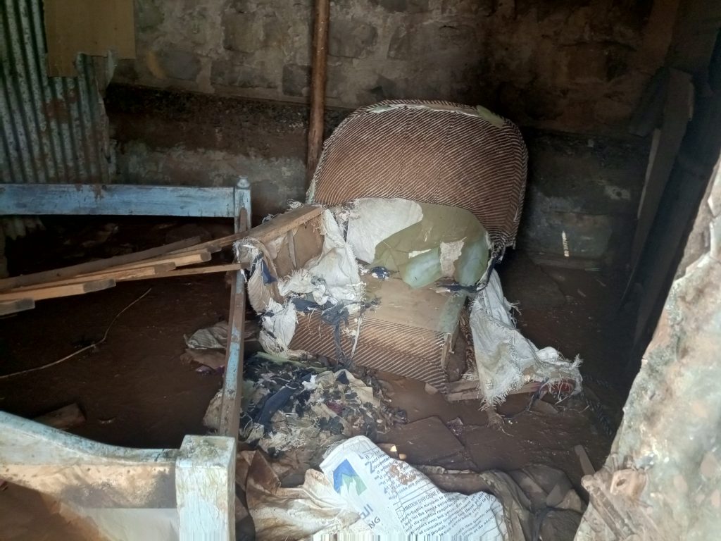 Interno di una baracca devastata dalle inondazioni