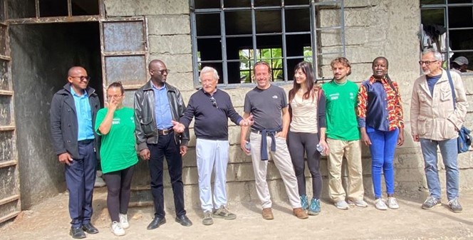 Gabriele Faggioli e Anna Italiano con Diego Masi, fondatore di Alice for Children, e una parte dello staff di Nairobi