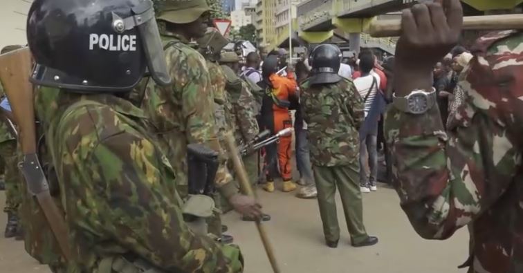I manganelli e i lacrimogeni della polizia del Kenya