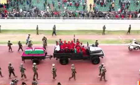 la bara di Odinga arriva allo stadio