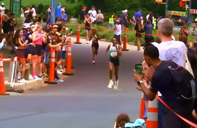 Hellen Obiri verso il traguardo della vittoria a Central Park